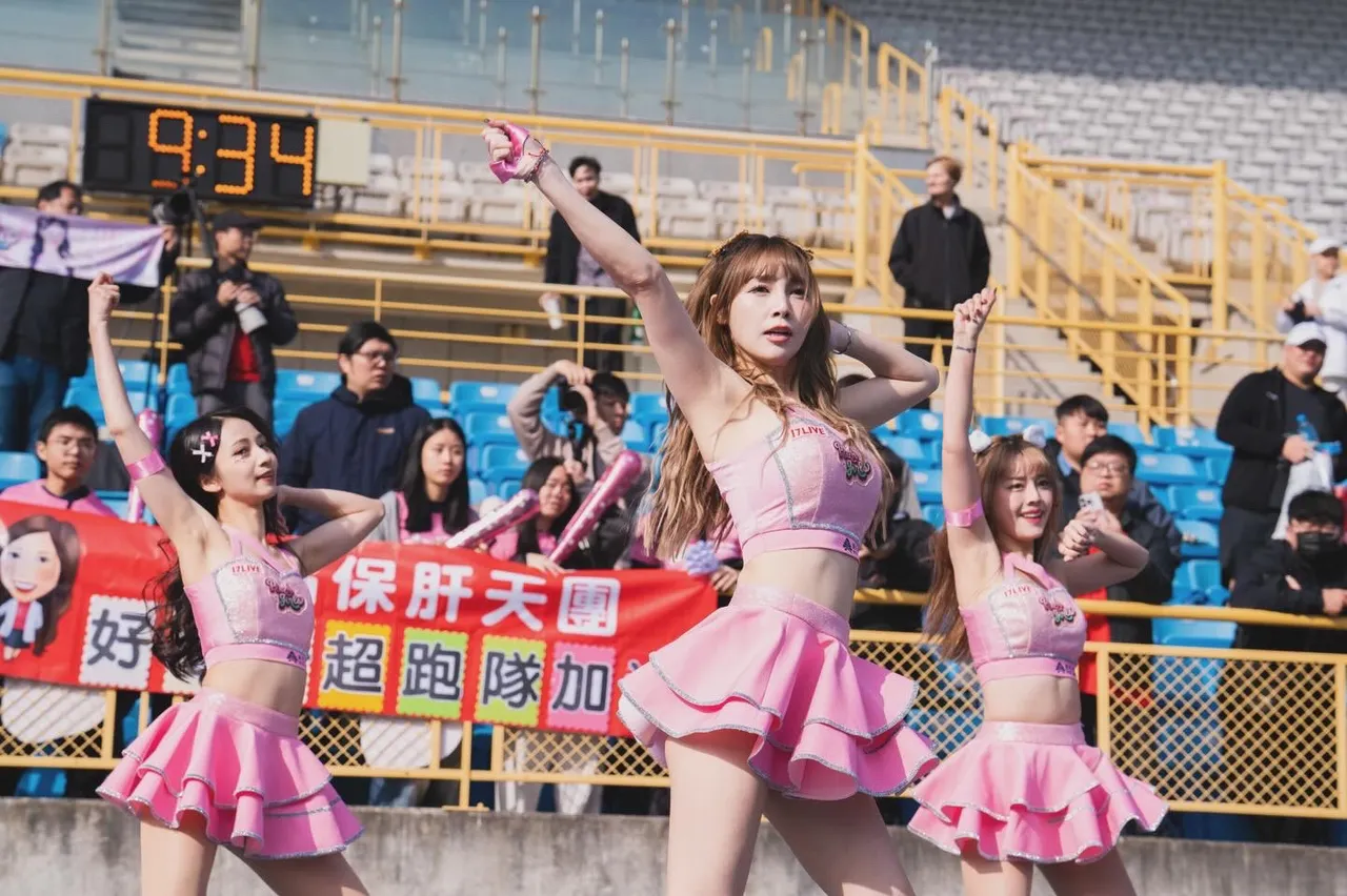桃氣女孩以充滿節奏與笑容的應援舞蹈，為賽事注入能量。17LIVE桃氣女孩提供