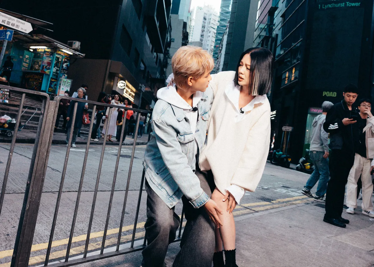 苗可丽（右）配对20岁模特儿，遭牵手、搀扶，少女再次喷发。东森综合台提供