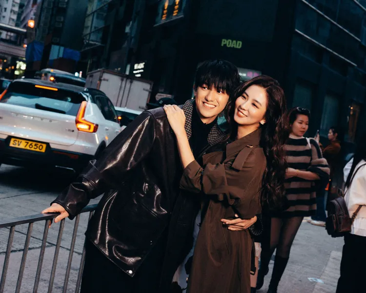 周曉涵（右）配對23歲香港網紅王耀宏，鼻尖摩擦鮮肉，羞喊：「他好可愛。」東森綜合台提供