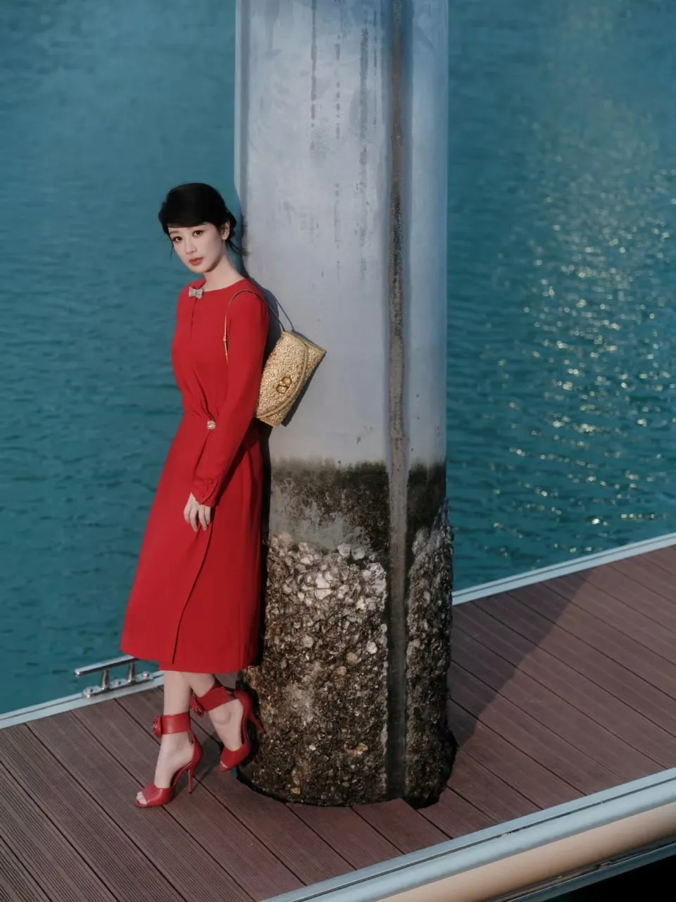 杨紫以VALENTINO红色洋装搭配DeVain包。翻摄杨紫工作室微博