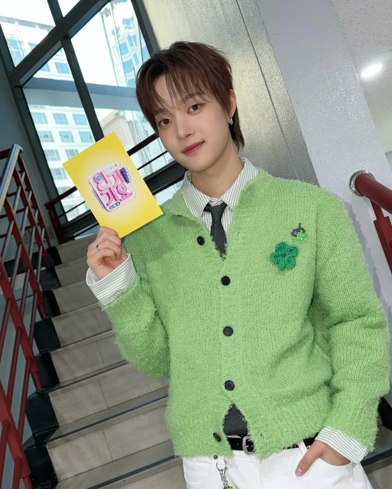 EJ擔任《人氣歌謠》主持人，因可能趕不上直播時間，無緣《超級巨星紅白藝能大賞》。翻攝&TEAM IG