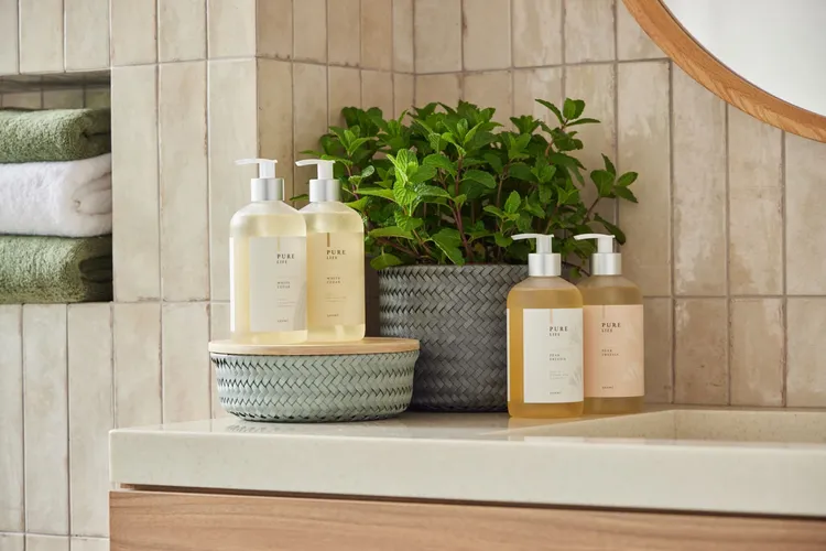 HOLA年度香氛冠軍「Pure Life覓靜系列」，由法國專業調香師研製，創下每10分鐘售出一組的紀錄。業者提供