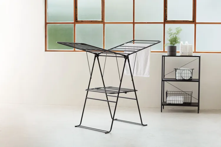 HOLA年度收納冠軍「INK鐵線系列」，以模組化設計解決小宅痛點。明星單品「蝶型曬衣架」能輕鬆隱身於門後或縫隙，是室內曬衣的救星。業者提供