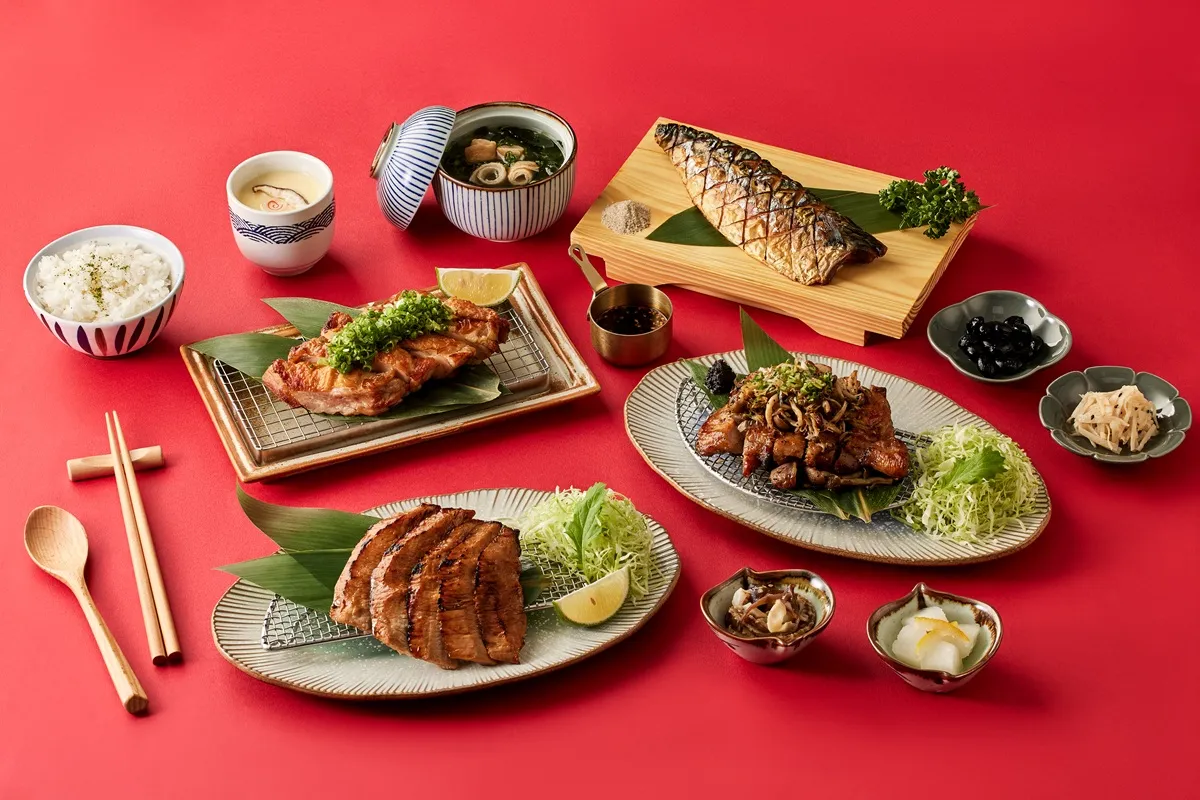 2/2前到「品田牧場」紅+綠區各挑一份，主餐現折50元。紅區定食日式鹽烤鯖魚定食(右上)、松露蕈菇照燒雞腿排定食(右下)、鹽麴豬肋眼上蓋定食(左下)、蔥鹽香烤雞腿排定食(左上)。王品集團提供