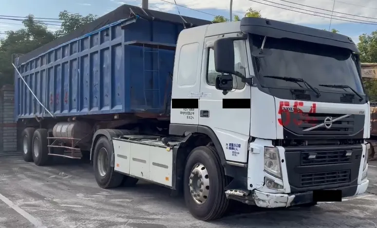 检警查扣砂石车。民众提供