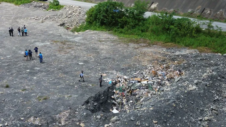 南投濁水溪及嘉義赤蘭溪遭掩埋廢棄物面積就相當於13個籃球場大，體積逾1.6萬立方公尺。民眾提供