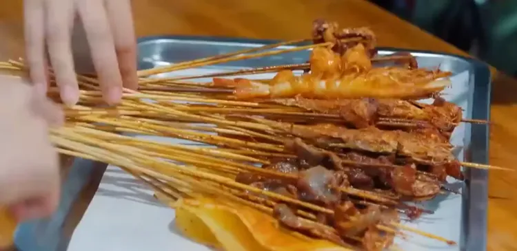 王鶴棣爸爸開的「棣爸油炸」仍然繼續經營。翻攝《是好朋友的周末》