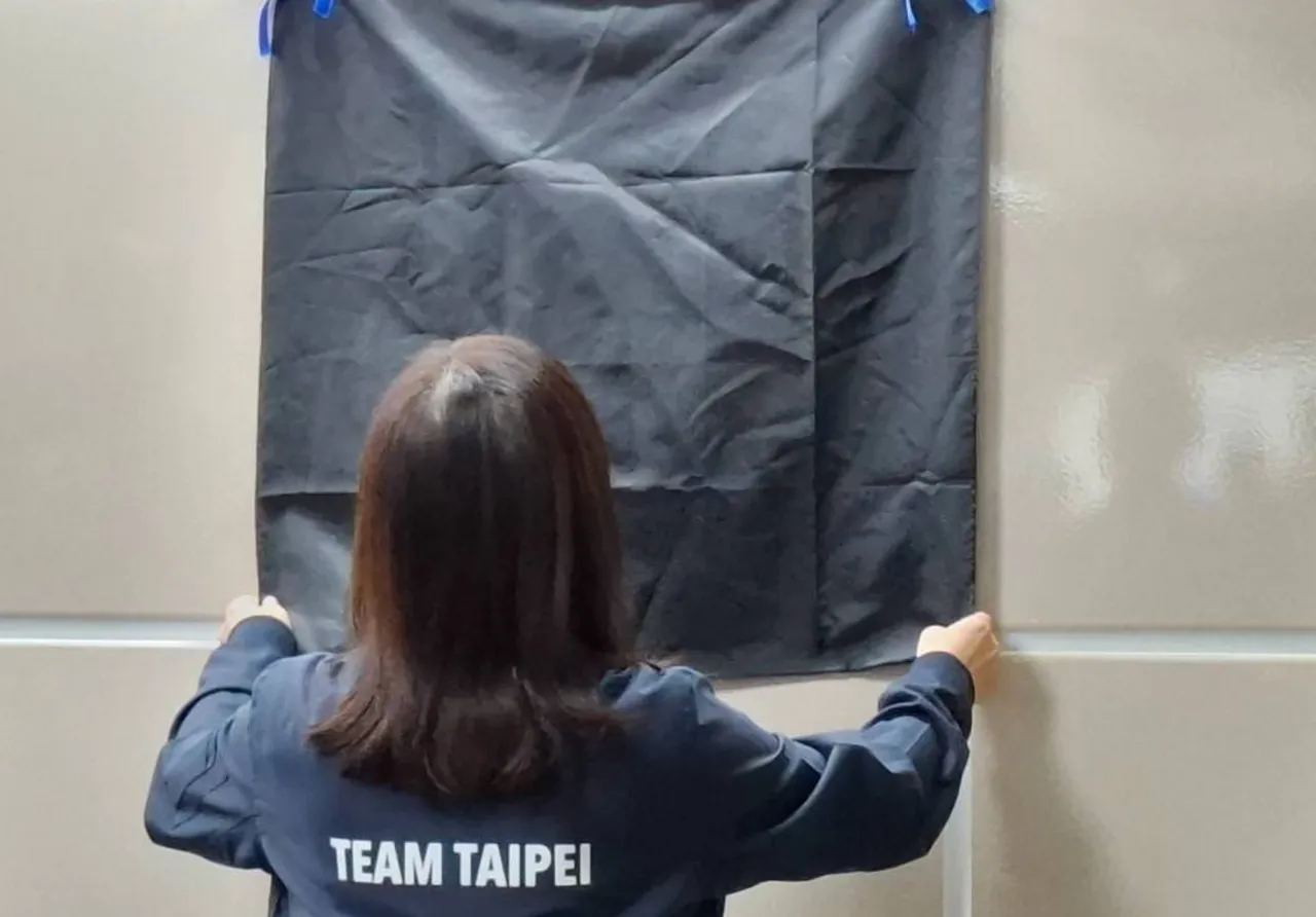 林奕華揭開余家昶紀念牌。台北捷運公司提供