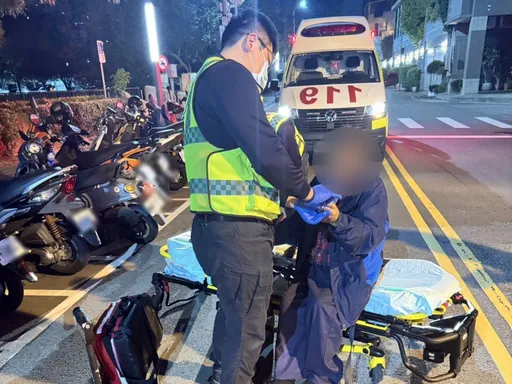 6旬男雙腿無力跌坐在地　民眾熱心報案協助送返家