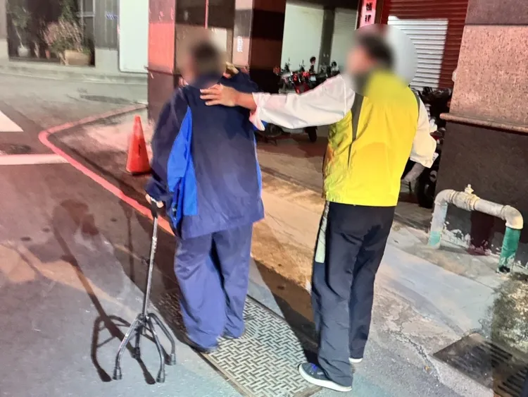 陳男雙腿無力跌坐在地，幸好熱心民眾報案協助。翻攝畫面