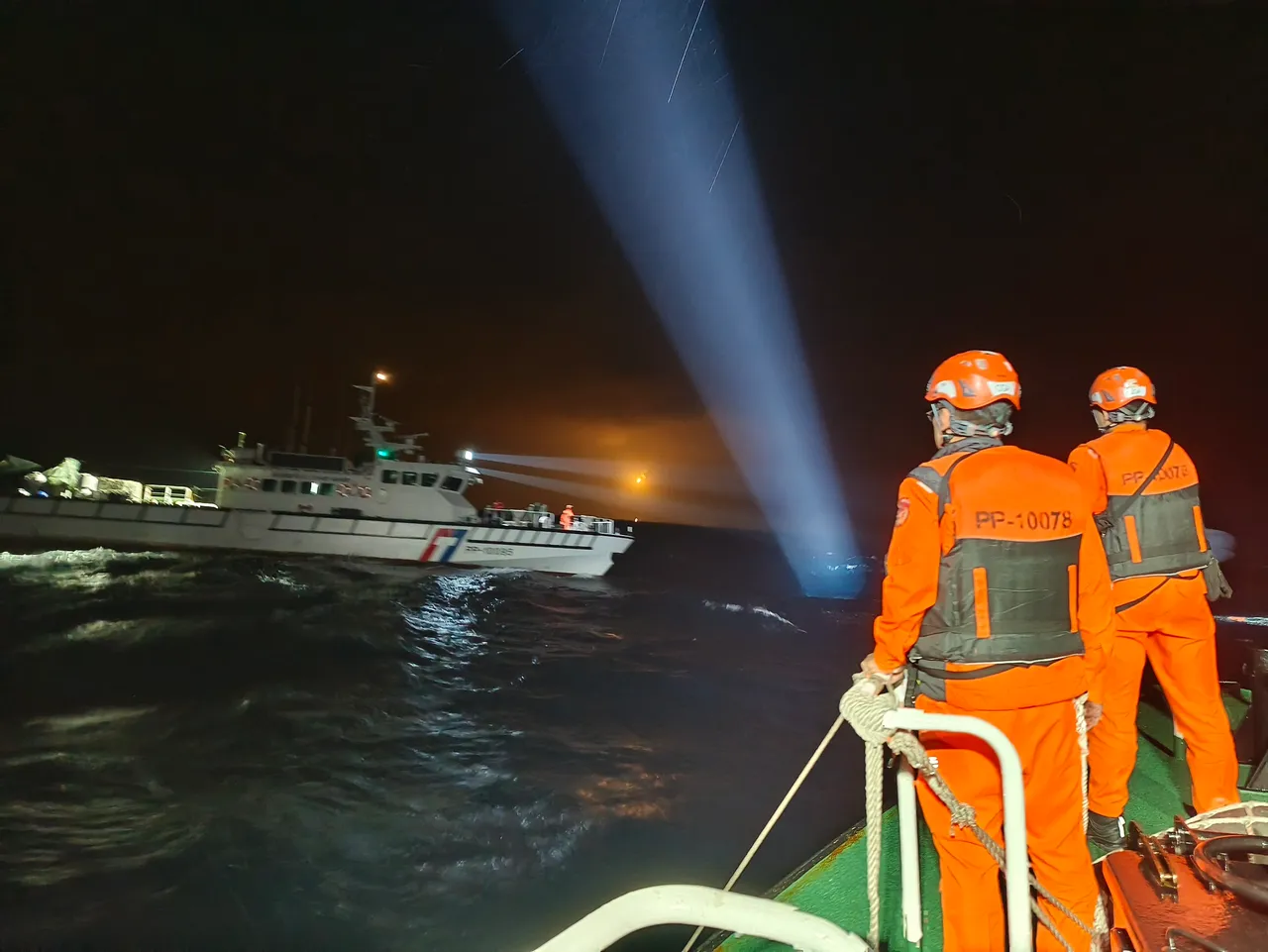 海巡人員在東部外海持續搜救中。花蓮海巡隊提供