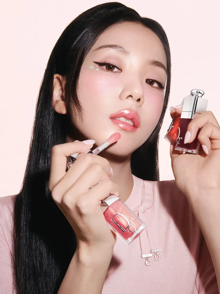 Jisoo抹上Dior全新粉漾水光潤唇釉#041蜜桃粉。品牌提供