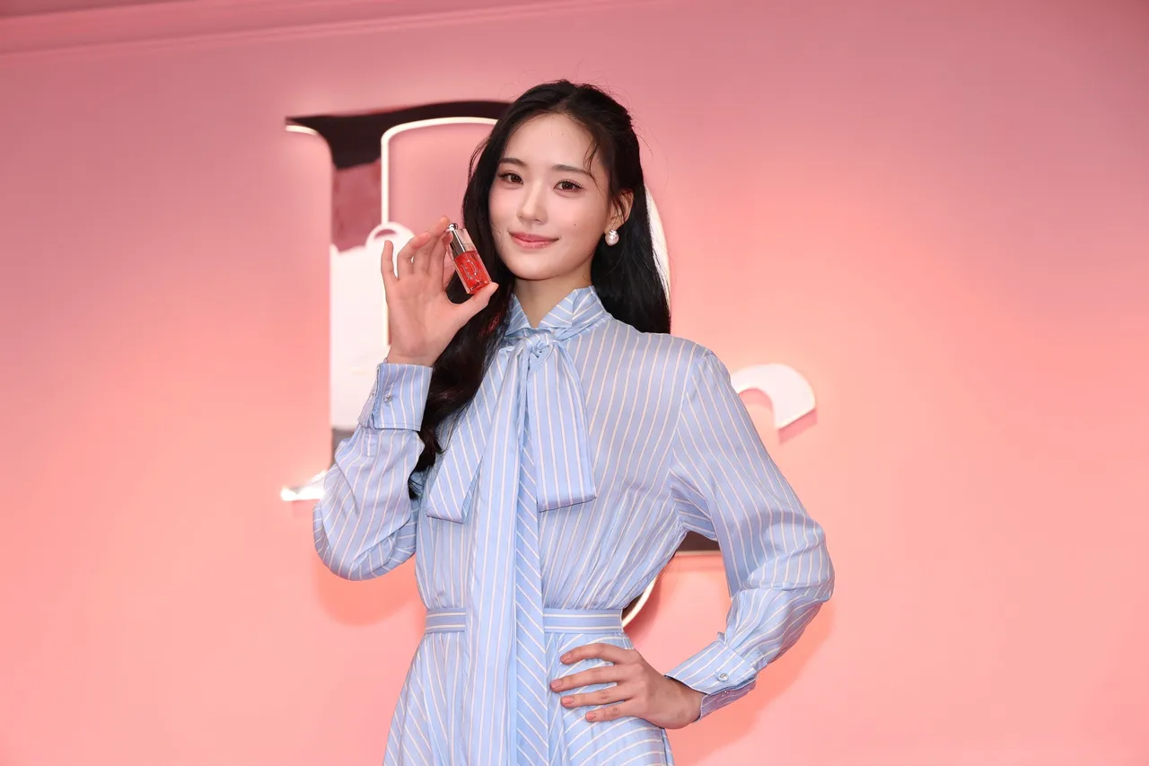 Lily最爱的粉漾水光润唇釉色号也是#041蜜桃粉。庄宗达摄