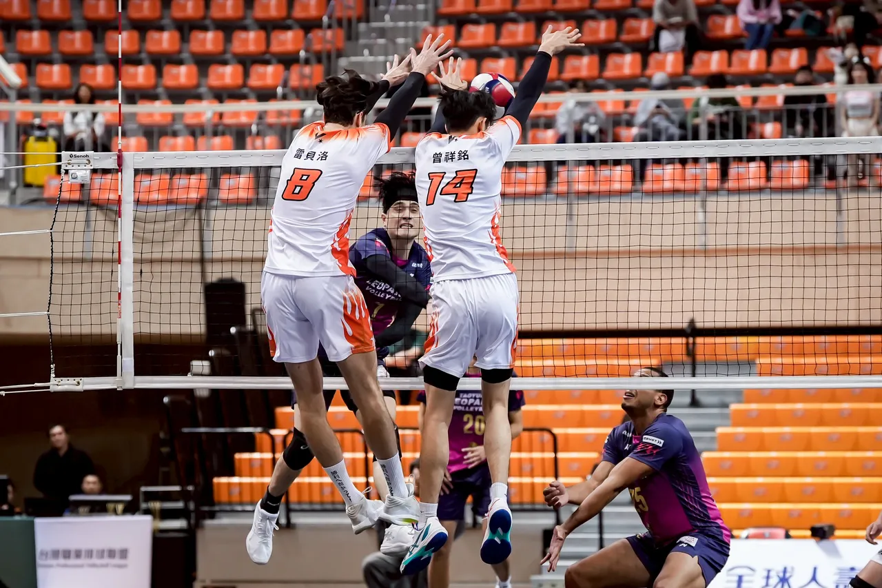 伊斯特的球员网前提供强力支援，多次破坏对手节奏也是赢球关键。伊斯特提供