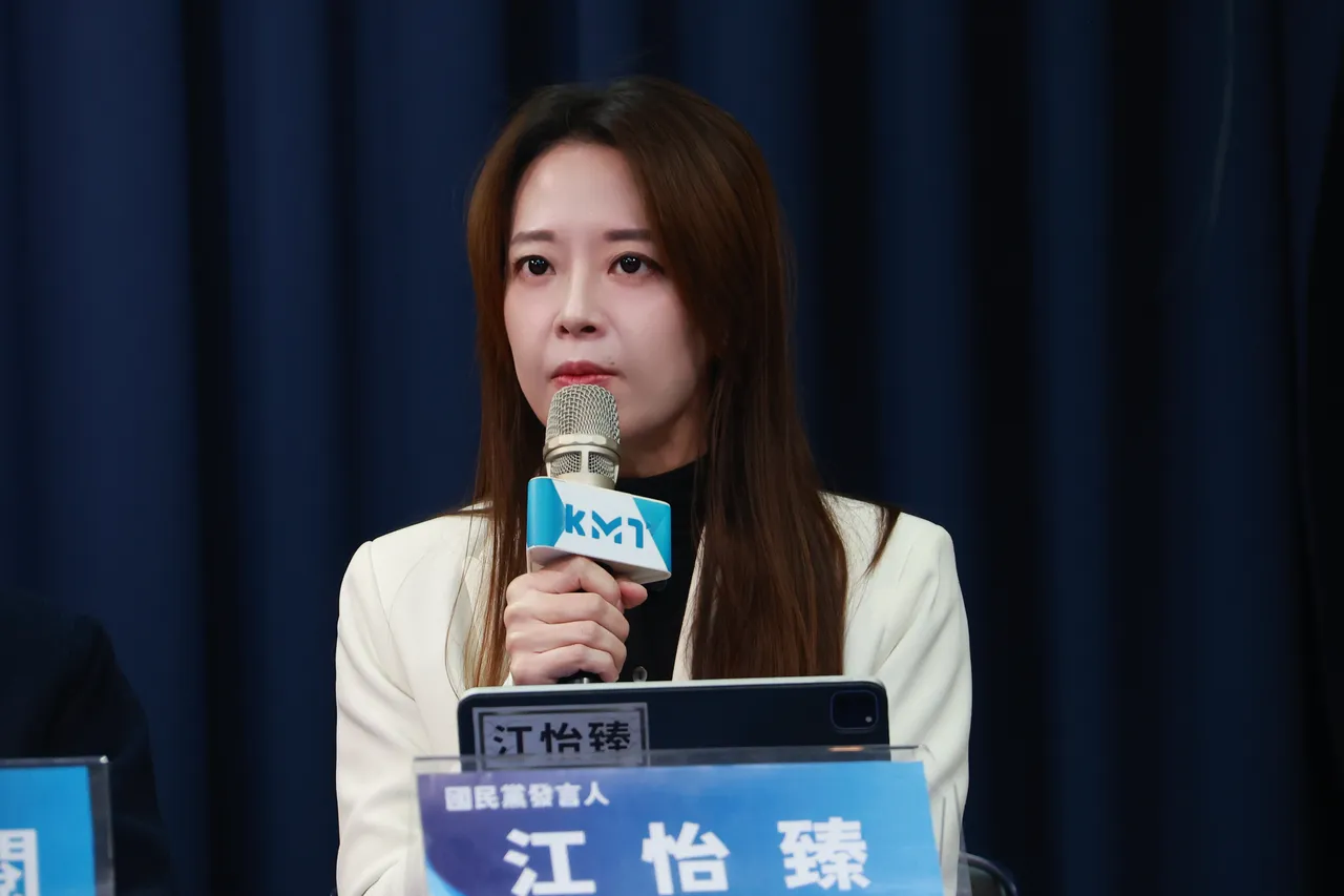 国民党上午召开「捍卫权利，依法提告！退休警消年金共同诉讼」记者会，国民党发言人江怡臻出席。国民党提供