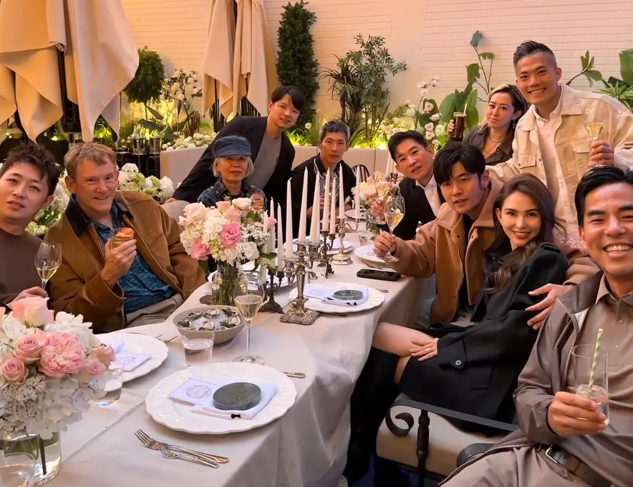 周董跟親友團歡慶結婚11周年，及替生日暖壽，畫面中，周董甜摟昆凌。翻攝周杰倫IG