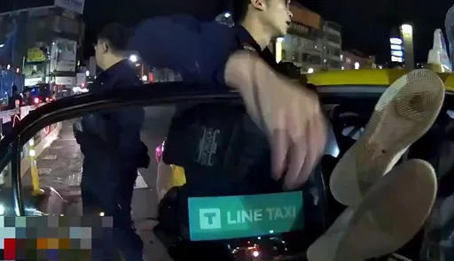 新北男搭小黃發酒瘋賴車上　警到場竟還飛踢傷人！當場遭壓制