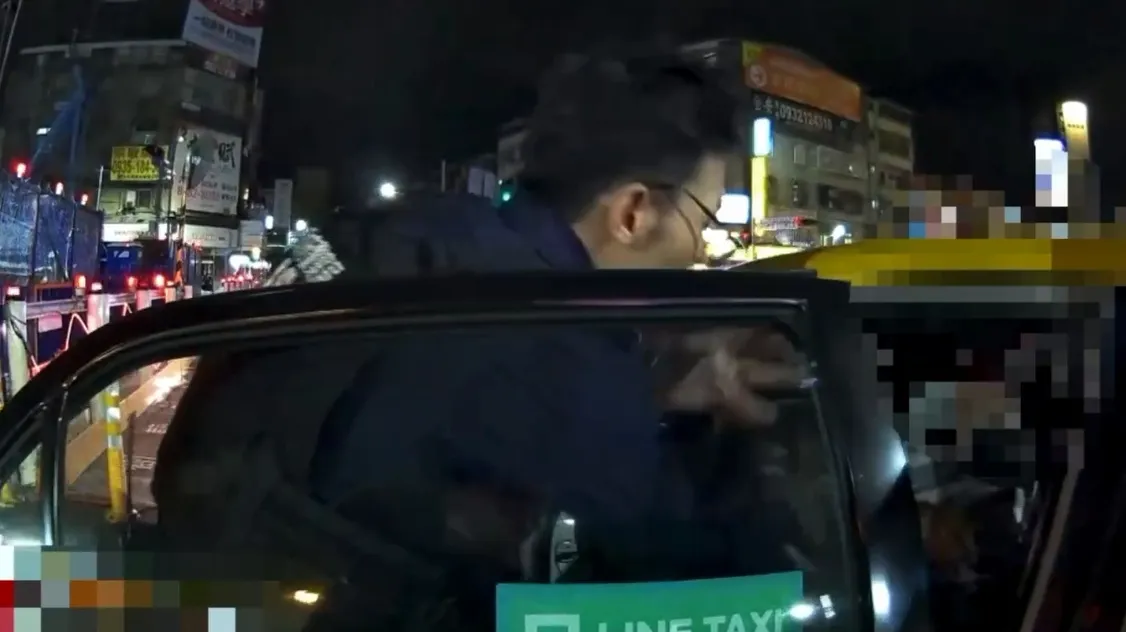 陳男出腳踢中警員臉部。翻攝畫面