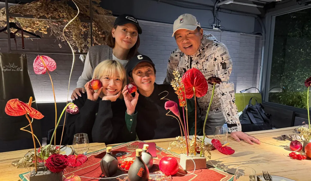 曾國城與老婆宴請Lulu及陳漢典。翻攝陳漢典臉書