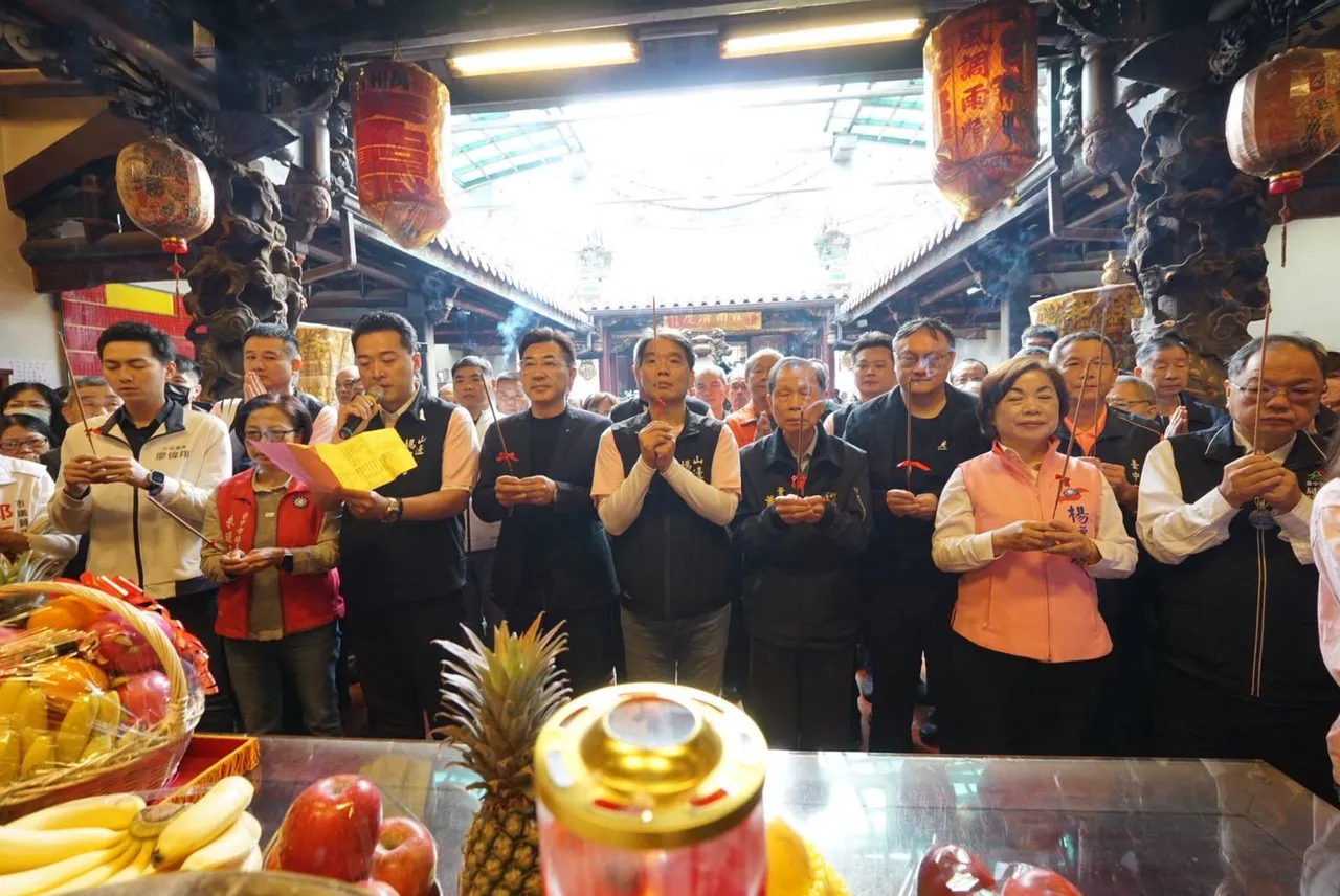 眾人上香祈福。翻攝萬和宮臉書
