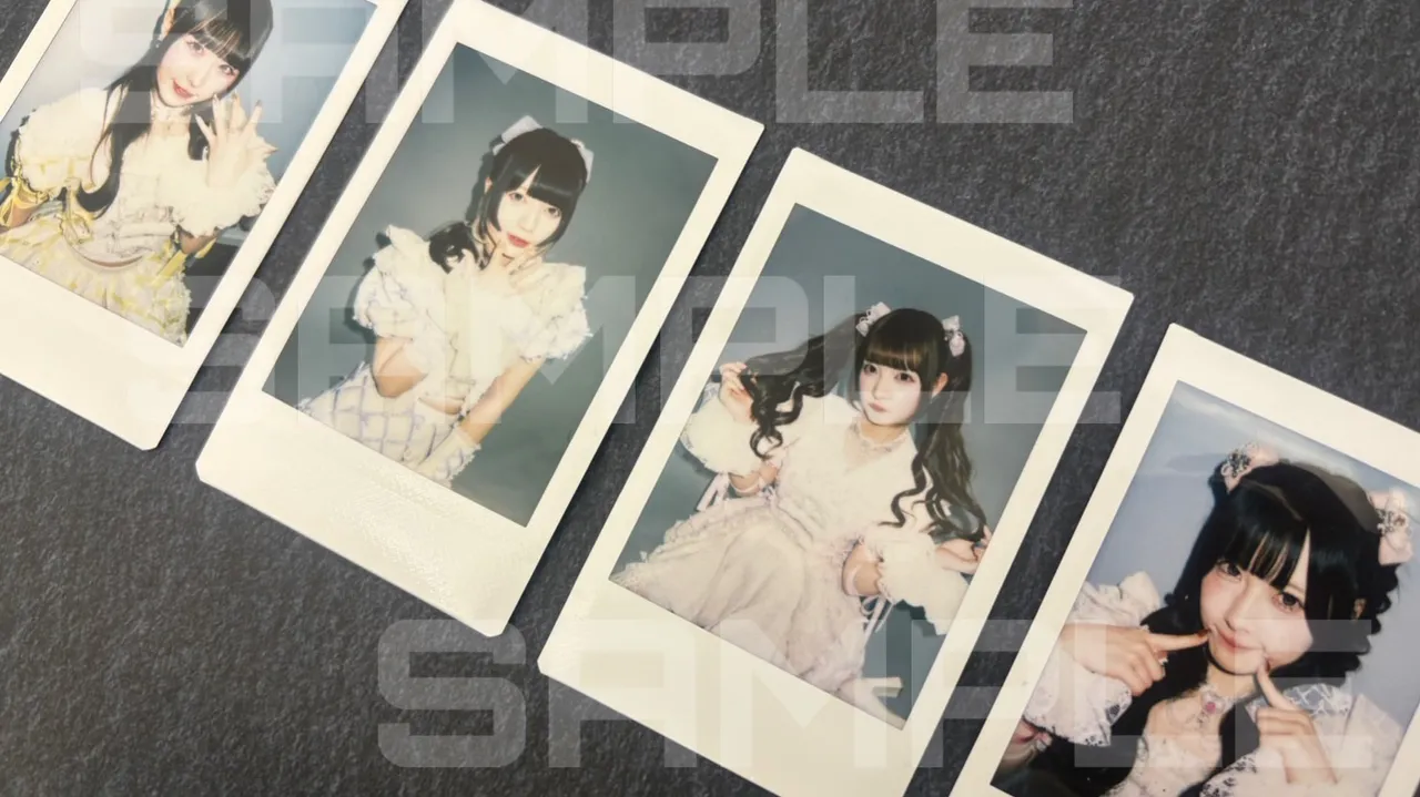 女團宣傳的拍立得照片，距離太遠看不清楚紅色斑點，他們便宣稱是有閃粉加工。翻攝自X