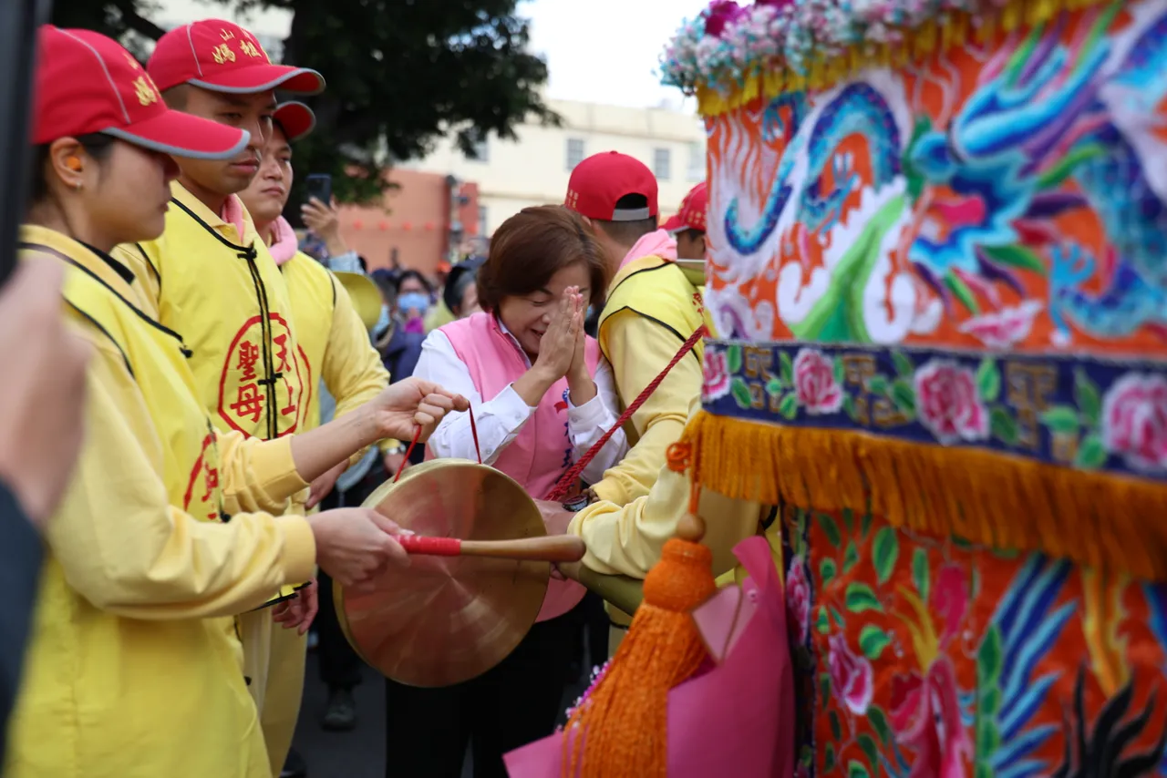 山邊媽祖神轎停在楊瓊瓔面前，讓她興奮又感動，誠心膜拜。楊瓊瓔服務處提供