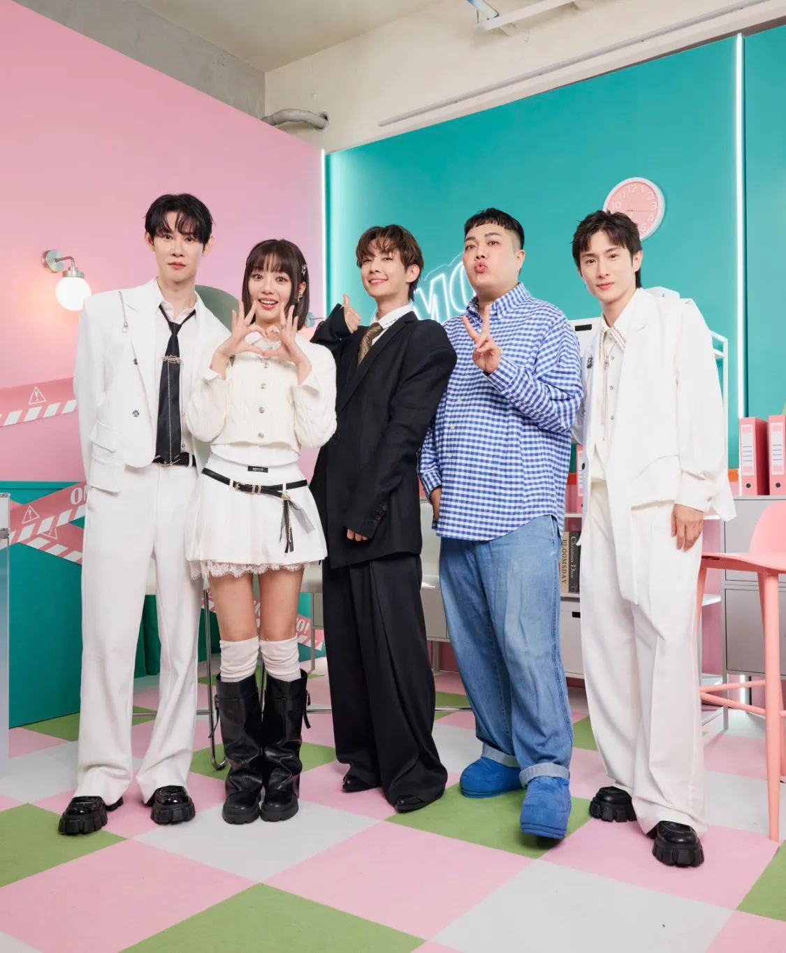 昔日戀人阿本（右一）與前男友炎亞綸（中）如今各有新歡，私下互動像家人。快電商提供