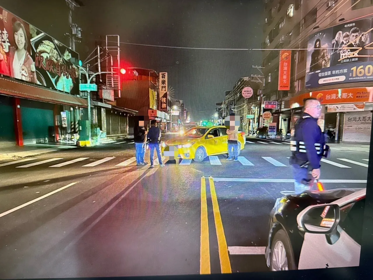 计程车在斑马线撞到行人。翻摄画面