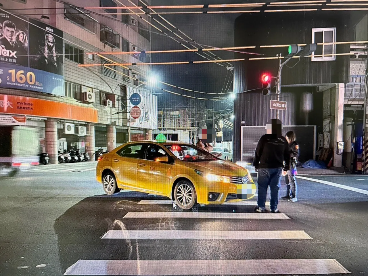 小黄深夜在斑马线撞行人！司机要喷一大笔钱了