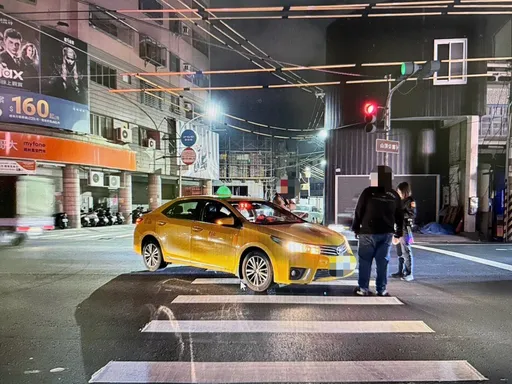 小黄深夜在斑马线撞行人！司机要喷一大笔钱了