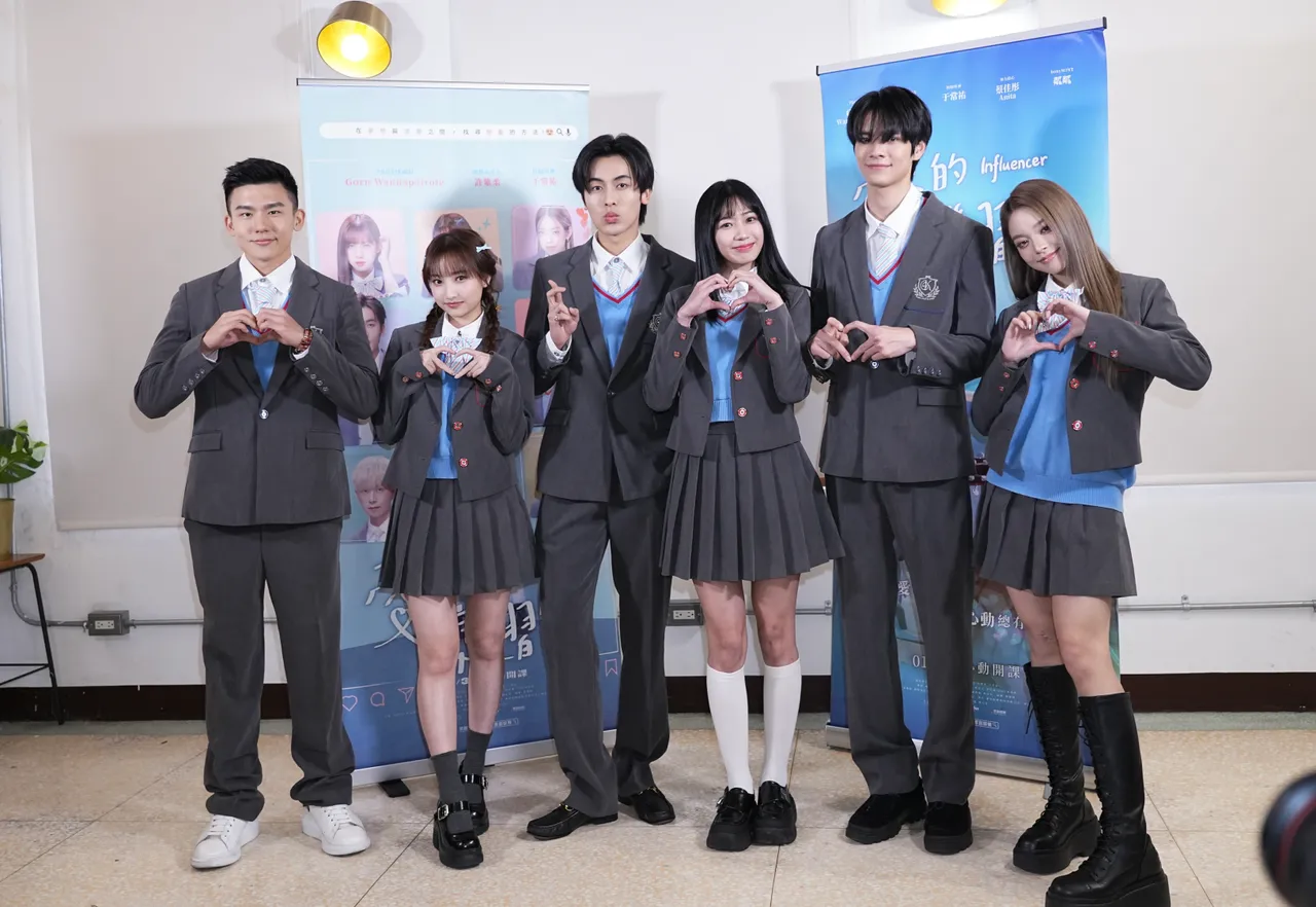 《爱的恋习生》演员ROBERT（左起） 、ANITA、泰国男团PROXIE成员Gorn、许紫柔、于常祐、BabyMint成员粼粼受访。彭欣伟摄