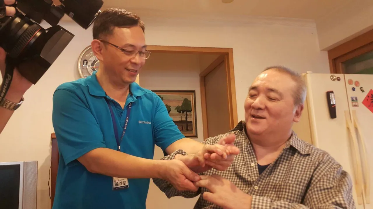 曾演出《望夫崖》、《鬼丈夫》等电视剧的赵学煌（右），今凌晨安详离世。翻摄中视综艺脸书
