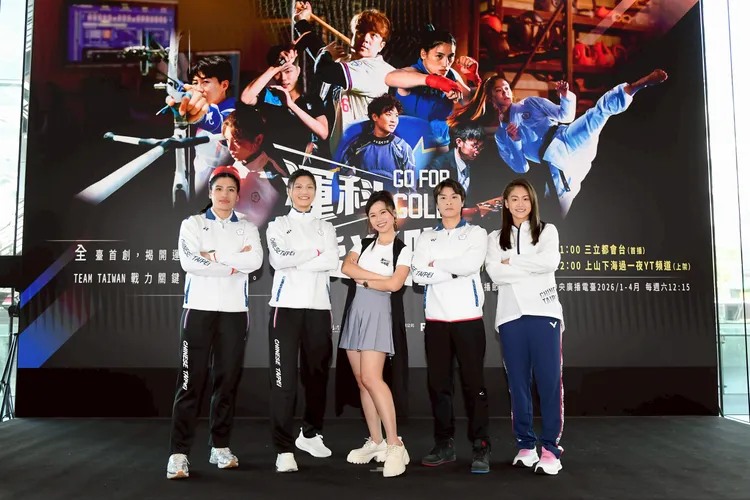 「奧運拳擊」陳念琴（左起）、「奧運銅牌拳擊」吳詩儀、屠潔、「輕艇激流」張筑涵、「空手道國手」文姿云等在新節目中用故事說科學。三立提供