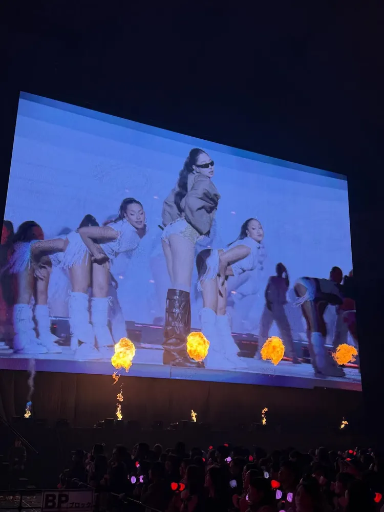 Jennie短裙配長靴的造型又酷又辣。翻攝Jennie IG