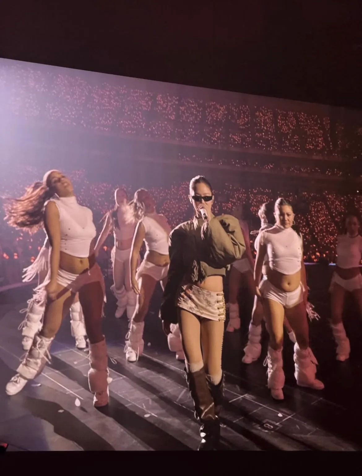 Jennie以棕色廓形短版夾克、迷你短裙搭配STAND OIL Trinity Slouch Boots栗色長靴。翻攝Jennie IG