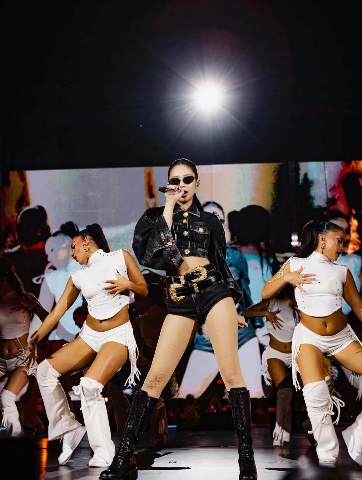 Jenni換上丹寧短版外套配上Command Lace-up Boots。翻攝Jennie IG