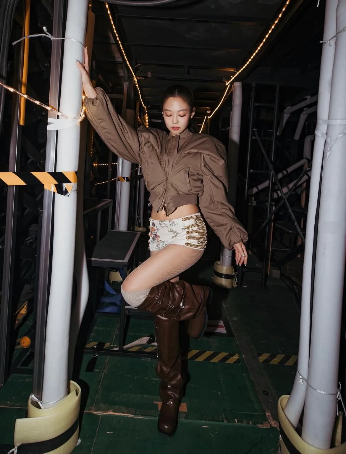 Jennie腳上的STAND OIL Trinity Slouch Boots栗色長靴以自然垂墜皮革配上皮帶環扣細節。翻攝Jennie IG