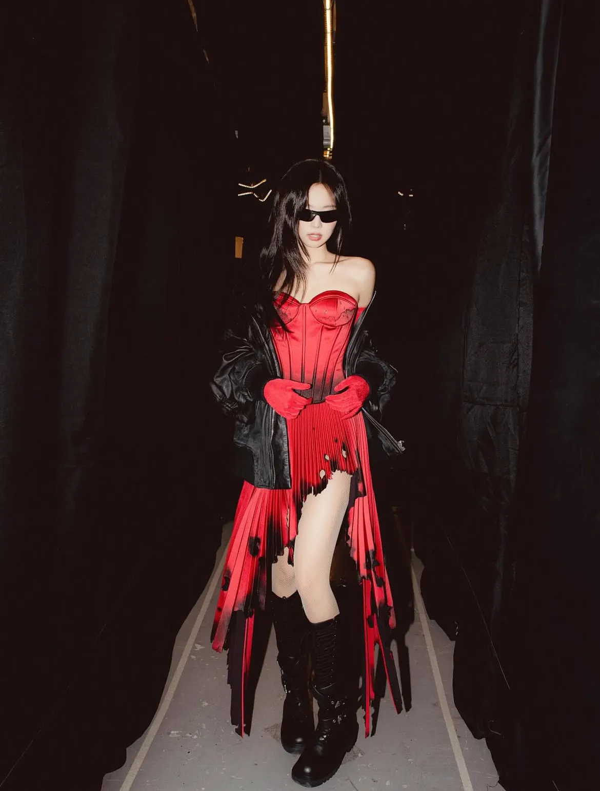 Jenni以鮮紅馬甲與流蘇裙裝搭配黑色的Vering Buckle Boots。翻攝Jennie IG