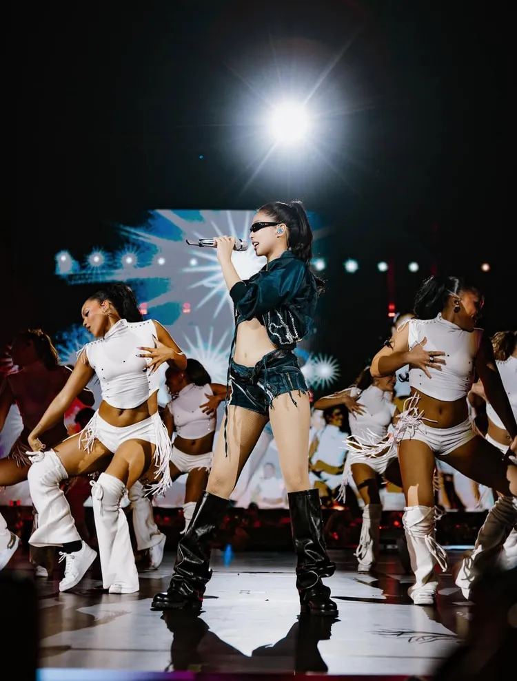 Jenni在新加坡場次同樣搭配STAND OIL Trinity Slouch Boots黑色長靴。翻攝Jennie IG