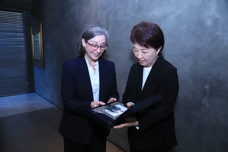 盧秀燕致贈藍鶯執行理事兩人合影相片。市府提供