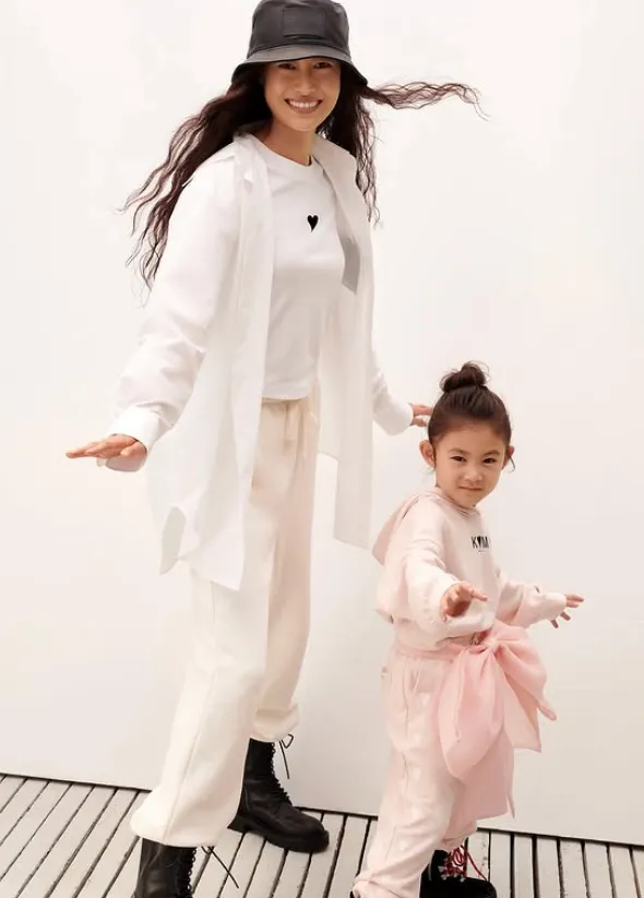 陳冠希老婆跟女兒。翻攝秦舒培IG