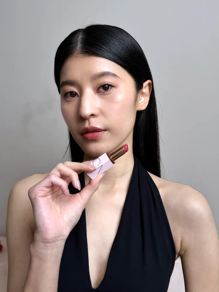 Model示範NARS激情過後嫩唇膏。張家玲攝