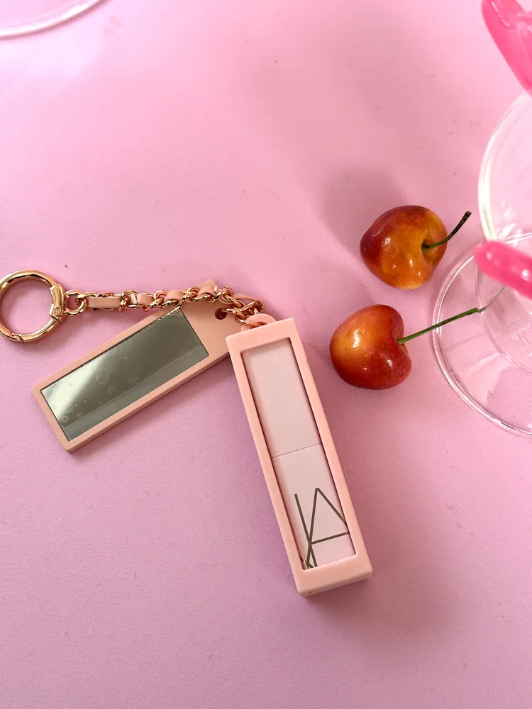 NARS激情過後嫩唇膏限定鏡子吊飾組，將在NARS繽紛糖果樂園活動登場。張家玲攝