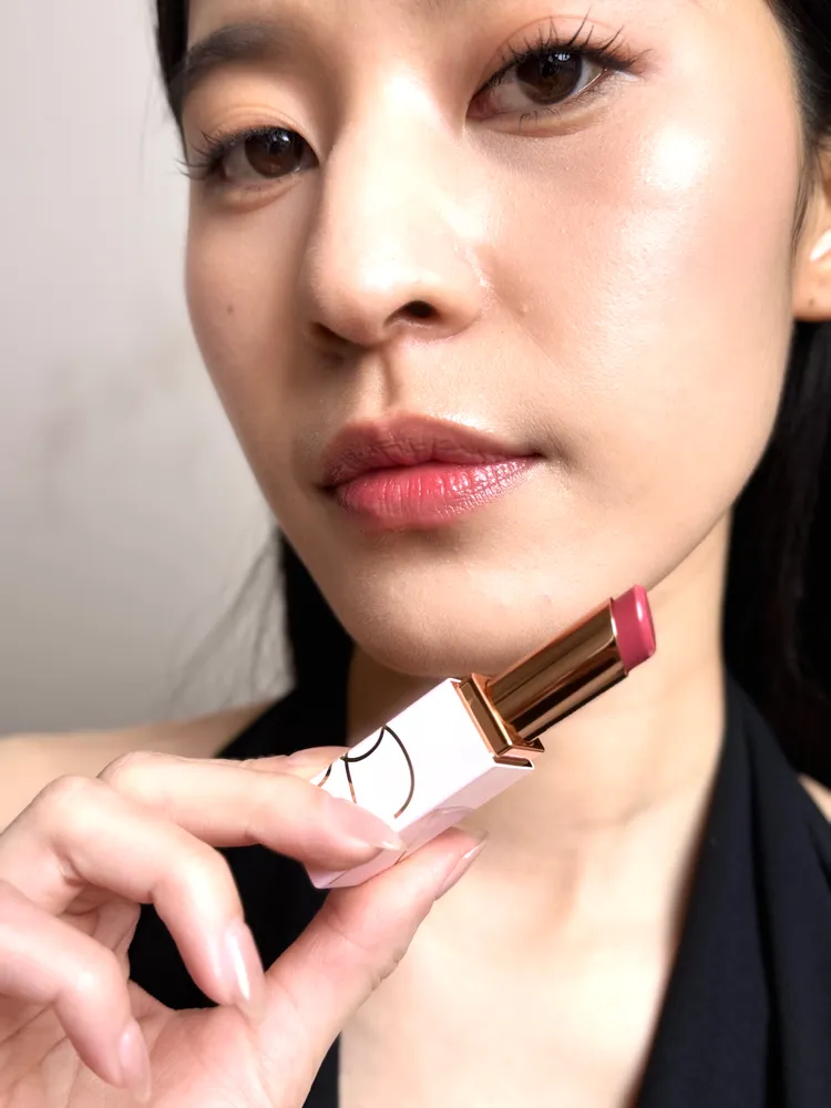 NARS激情過後嫩唇膏呈現低調卻有存在感的柔亮妝效。張家玲攝