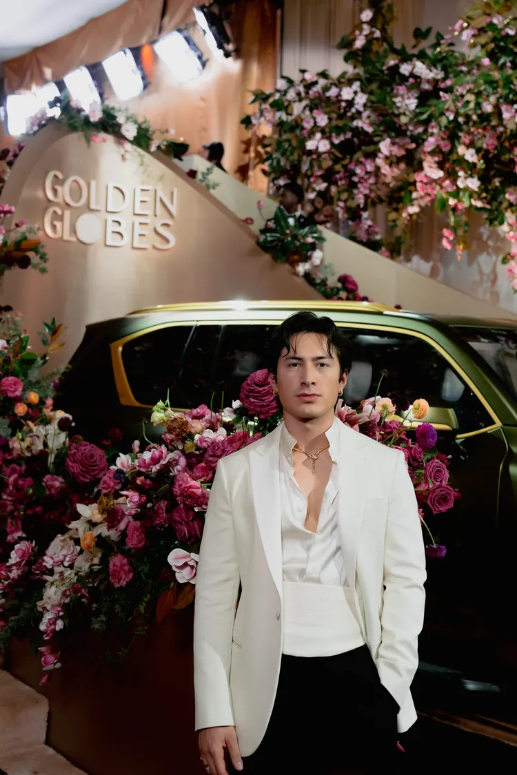 哈德遜威廉斯一身Giorgio Armani搭配BVLGARI項鍊。翻攝金球獎X