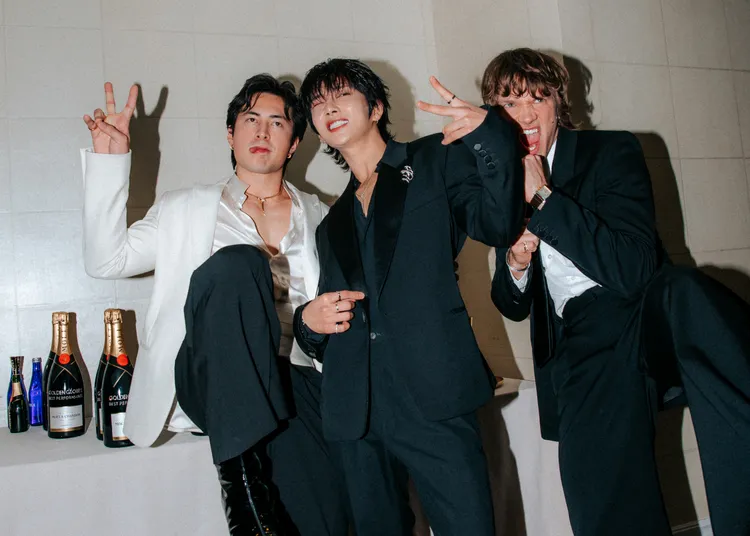 哈德遜威廉斯（左起）、「SEVENTEEN」成員Joshua、康納斯托里在後台玩鬧合照。翻攝金球獎X