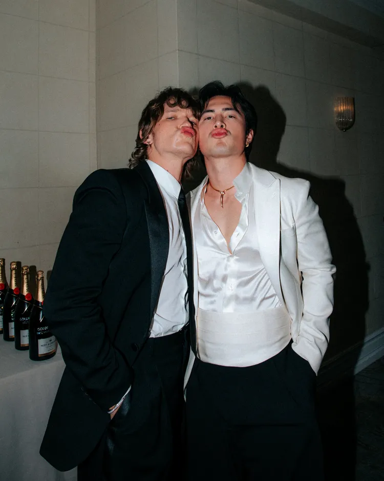 康納斯托里（左）和哈德遜威廉斯在後台玩開了。翻攝金球獎X