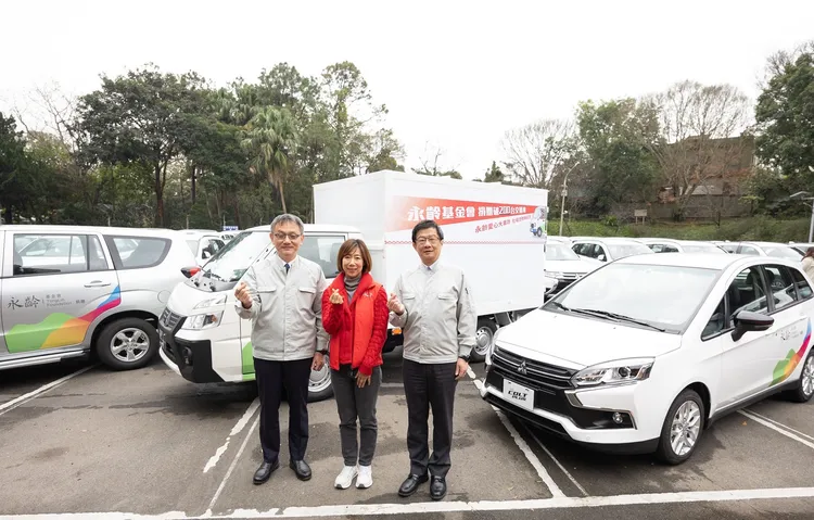 永齡愛心大車隊啟航 ，中華汽車錢經武副總、永齡基金會郭曉玲執行長及中華汽車廖景雲副總一同參與啟航儀式。業者提供