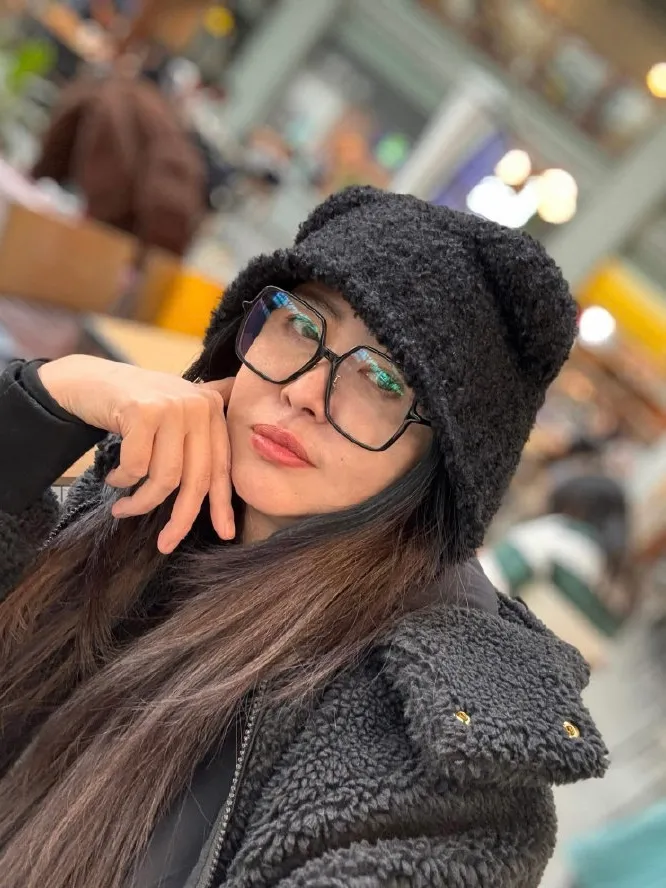 王祖賢近日在社群分享自拍照，58歲狀態依舊很頂。摘自微博