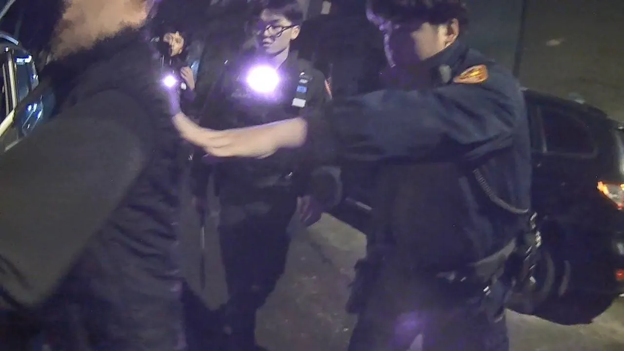 警員將酒駕男拉下車制伏。桃園警分局提供